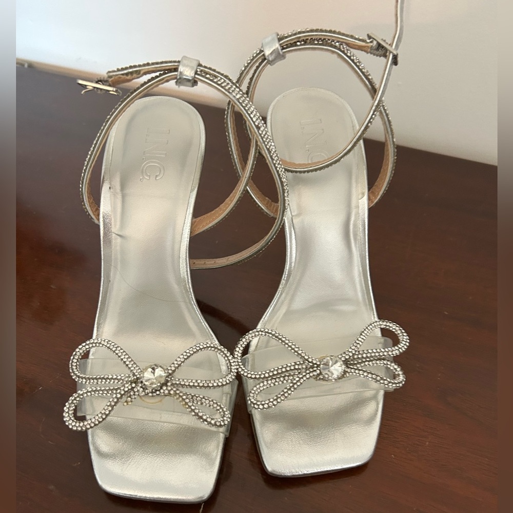 Silver Crystal bow heels by I.N.C size 7.5 (Mach &Mach style)